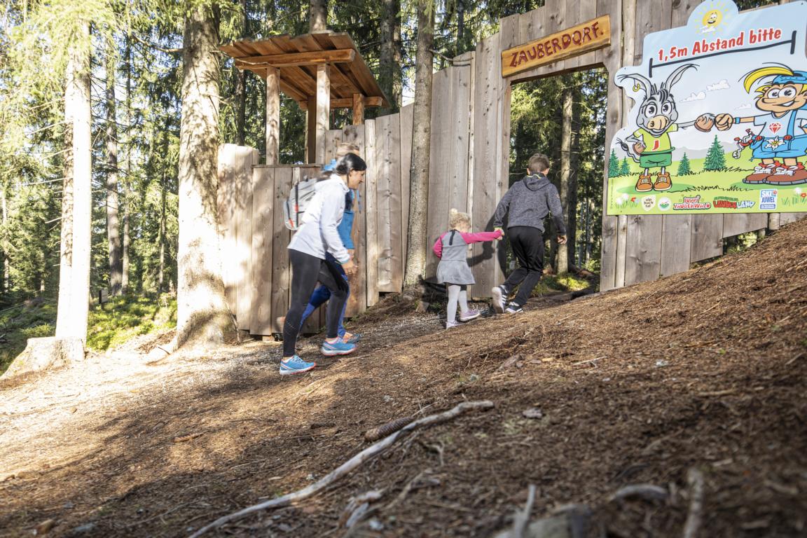 Auf ins Zauberdorf im Juppi ZauberwaldAlpbacher Bergbahn