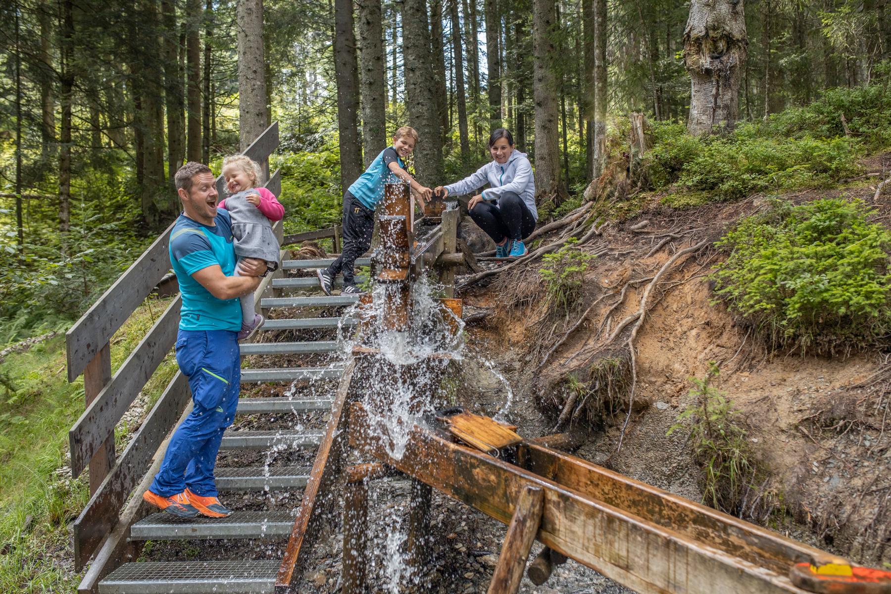 K1600 01 Leadsujet Family beim Wasser Spielen im Juppi ZauberwaldAlpbacher Bergbahn